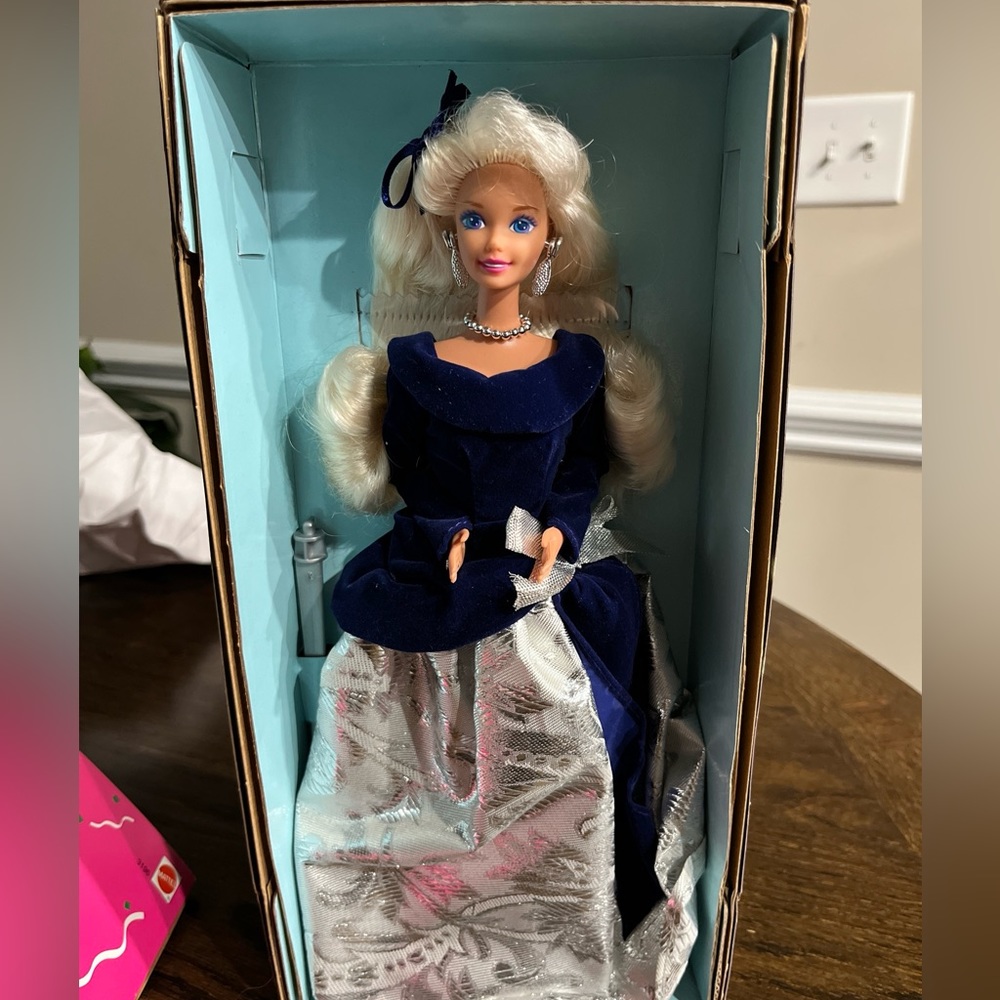 WINTER VELVET BARBIE- Avon Mattel #15571 Special Edition